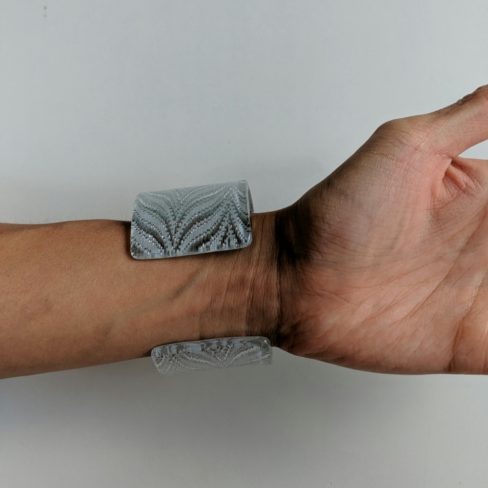 Silver patterned bracelet - Picture 2 of 6